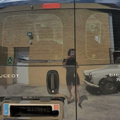 Arrière d'un Peugeot Bipper Tepee noir avec portes battantes, essuie-glace et logos Peugeot et Bipper Tepee visibles.