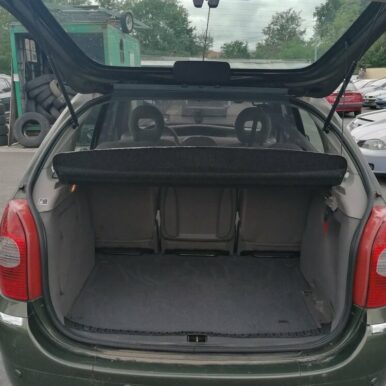Coffre spacieux d'une Citroën Xsara Picasso d'occasion verte ouverte, montrant le volume de chargement.