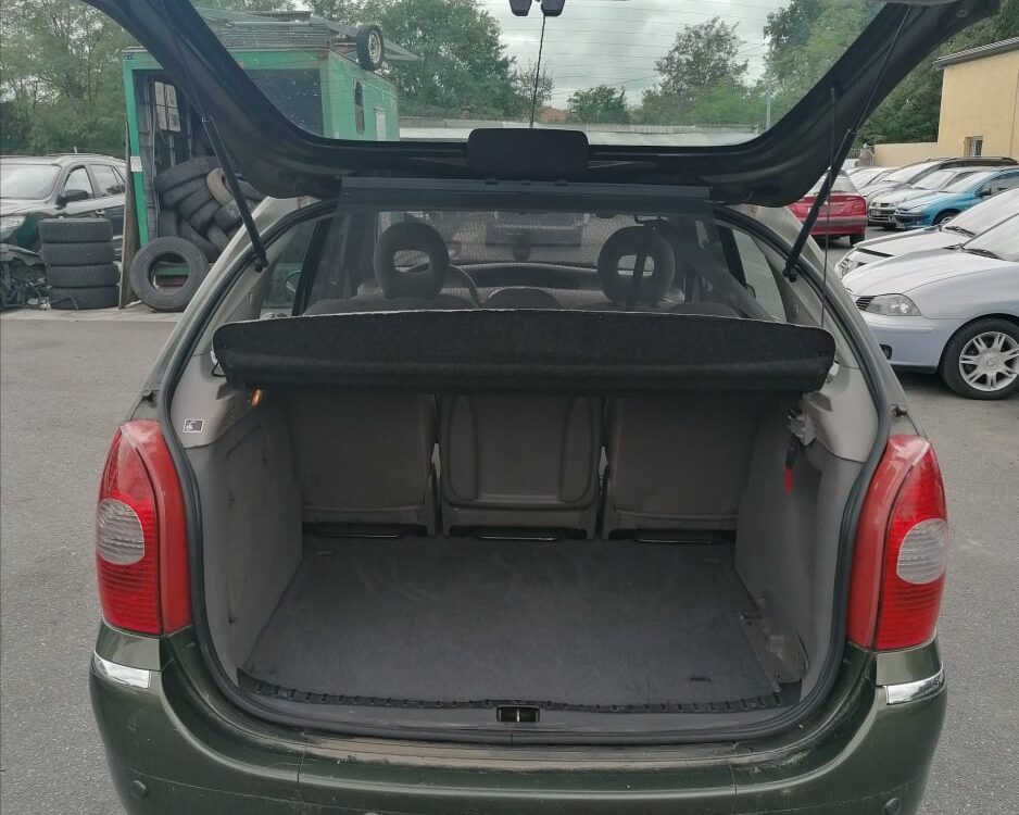 Coffre spacieux d'une Citroën Xsara Picasso d'occasion verte ouverte, montrant le volume de chargement.