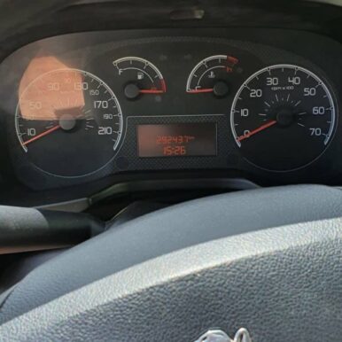 Tableau de bord Fiat affichant 292437 km au compteur, tachymètre, compte-tours et jauge de carburant.